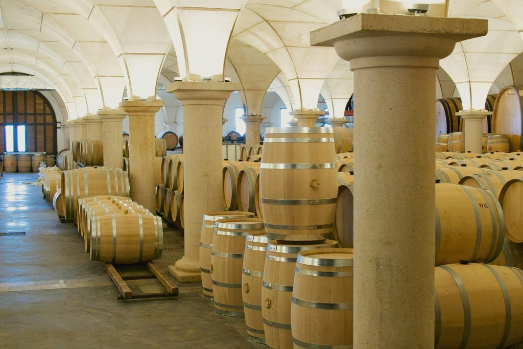 Una gran sala llena de muchos barriles de madera.